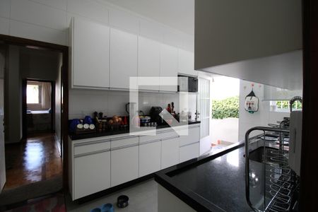 Casa à venda com 500m², 4 quartos e 8 vagasCozinha - Armários