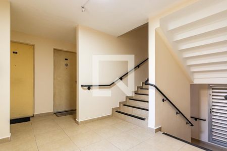 Apartamento à venda com 54m², 2 quartos e 1 vagaEscada de acesso 