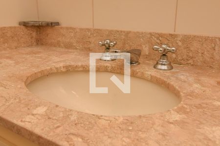 Banheiro da Suíte 1 de apartamento para alugar com 3 quartos, 185m² em Vila Alzira, Guarujá