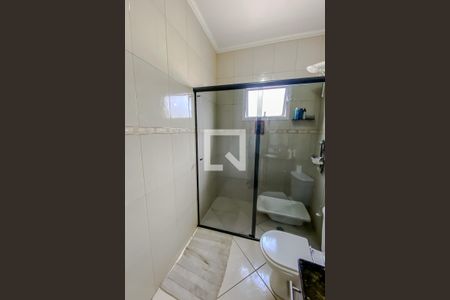 Casa à venda com 135m², 4 quartos e 4 vagas Casa à venda com 135m², 4 quartos e 4 vagasBanheiro da Suite