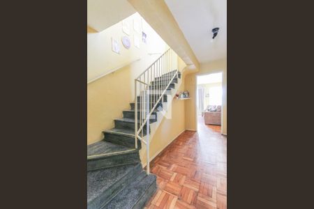 Casa à venda com 165m², 3 quartos e sem vaga Casa à venda com 165m², 3 quartos e sem vagaEscada