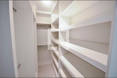 Apartamento para alugar com 141m², 3 quartos e 2 vagas Apartamento para alugar com 141m², 3 quartos e 2 vagasCloset da Suíte 2