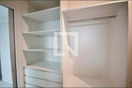 Apartamento para alugar com 141m², 3 quartos e 2 vagas Apartamento para alugar com 141m², 3 quartos e 2 vagasCloset da Suíte 2