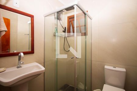 Banheiro de casa de condomínio para alugar com 1 quarto, 40m² em Guarujá, Porto Alegre