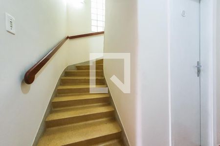 Casa à venda com 210m², 4 quartos e 2 vagas Casa à venda com 210m², 4 quartos e 2 vagasEscada