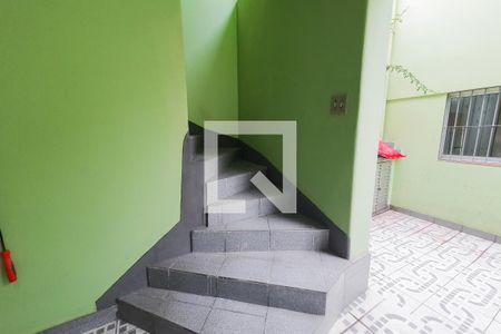 Casa à venda com 210m², 4 quartos e 2 vagas Casa à venda com 210m², 4 quartos e 2 vagasEscada