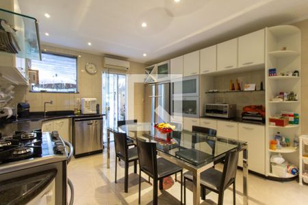 Casa à venda com 350m², 6 quartos e 6 vagasCozinha