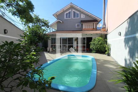 Casa à venda com 233m², 4 quartos e 2 vagasPiscina