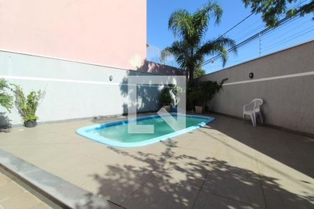 Casa à venda com 233m², 4 quartos e 2 vagasPiscina