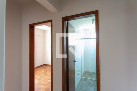 Corredor de apartamento para alugar com 3 quartos, 108m² em Santa Tereza, Belo Horizonte