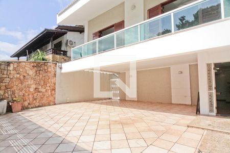 Casa à venda com 481m², 4 quartos e 6 vagas Casa à venda com 481m², 4 quartos e 6 vagasGaragem