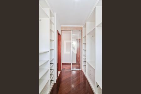 Casa à venda com 481m², 4 quartos e 6 vagas Casa à venda com 481m², 4 quartos e 6 vagasCloset da suíte 1