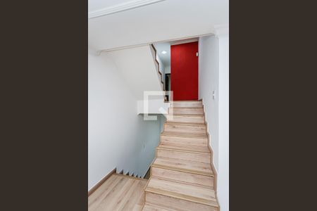 Escada de casa para alugar com 3 quartos, 200m² em Jardim Pinheiros, São Paulo