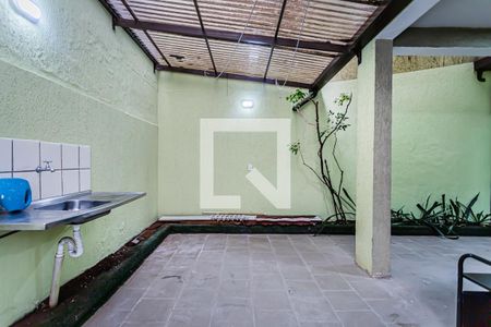 Área de Serviço e quintal de casa para alugar com 3 quartos, 200m² em Jardim Pinheiros, São Paulo