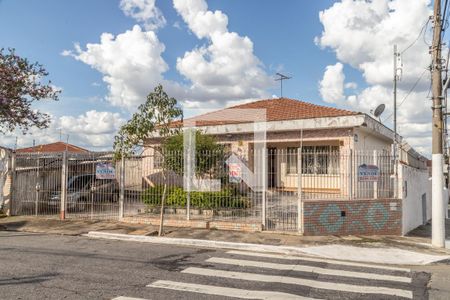 Casa à venda com 244m², 3 quartos e 5 vagas Casa à venda com 244m², 3 quartos e 5 vagasFachada