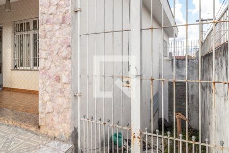 Casa à venda com 244m², 3 quartos e 5 vagas Casa à venda com 244m², 3 quartos e 5 vagasFrente