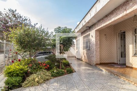 Casa à venda com 244m², 3 quartos e 5 vagas Casa à venda com 244m², 3 quartos e 5 vagasFrente