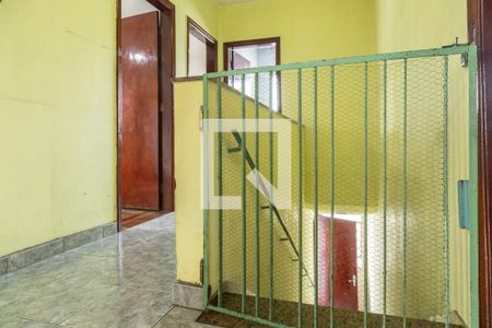 Casa à venda com 244m², 3 quartos e 5 vagas Casa à venda com 244m², 3 quartos e 5 vagasEscada