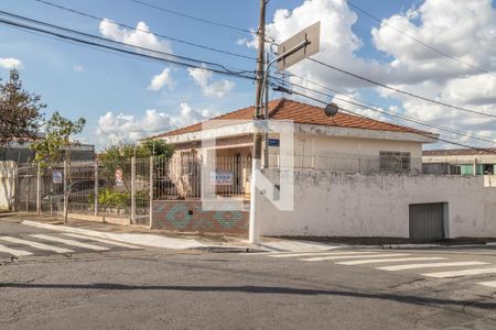 Casa à venda com 244m², 3 quartos e 5 vagas Casa à venda com 244m², 3 quartos e 5 vagasFachada