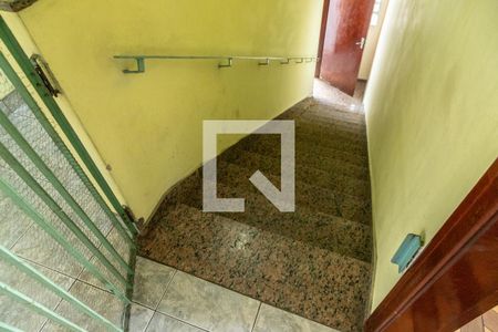 Casa à venda com 244m², 3 quartos e 5 vagas Casa à venda com 244m², 3 quartos e 5 vagasEscada