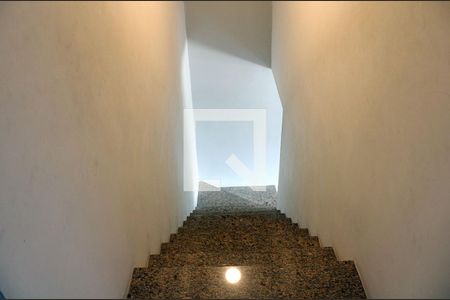 Casa à venda com 200m², 3 quartos e 2 vagas Casa à venda com 200m², 3 quartos e 2 vagasEscada