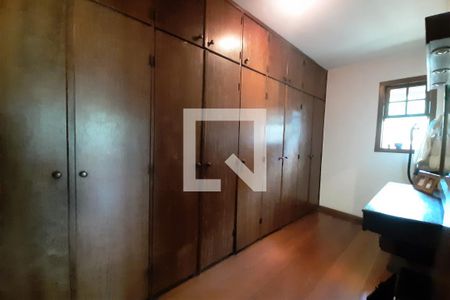 Casa para alugar com 1300m², 5 quartos e 3 vagasCloset da suíte