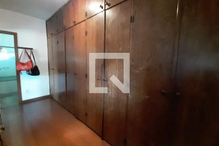 Casa para alugar com 1300m², 5 quartos e 3 vagasCloset da suíte