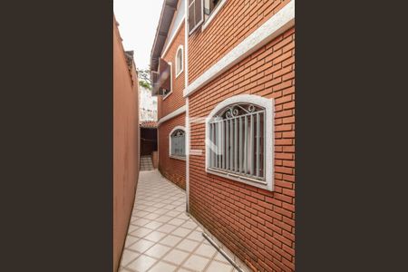 Casa para alugar com 140m², 3 quartos e 2 vagas Casa para alugar com 140m², 3 quartos e 2 vagasCorredor lateral externo