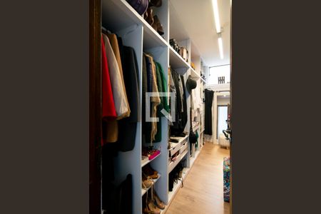 Casa à venda com 690m², 4 quartos e 4 vagasCloset Quarto 3 - Suíte