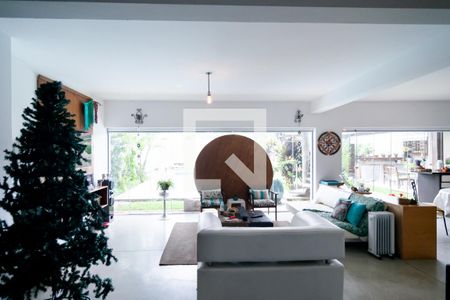 Casa à venda com 690m², 4 quartos e 4 vagasGaragem / Sala de Festas