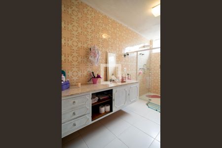 Casa à venda com 690m², 4 quartos e 4 vagasBanheiro Quarto 1 - Suíte