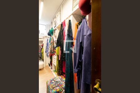 Casa à venda com 690m², 4 quartos e 4 vagasCloset Quarto 3 - Suíte