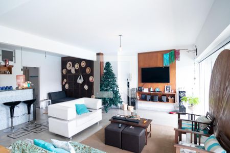 Casa à venda com 690m², 4 quartos e 4 vagasGaragem / Sala de Festas