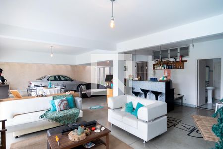 Casa à venda com 690m², 4 quartos e 4 vagasGaragem / Sala de Festas