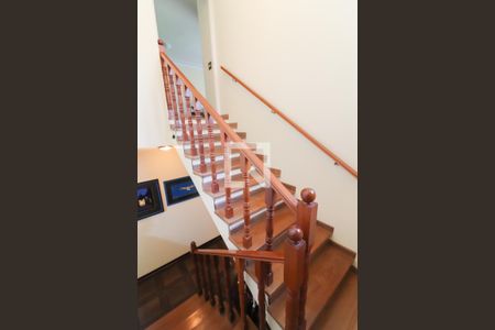 Casa à venda com 460m², 4 quartos e 6 vagas Casa à venda com 460m², 4 quartos e 6 vagasEscadas