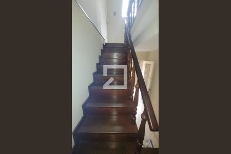 Apartamento para alugar com 120m², 3 quartos e 1 vaga Apartamento para alugar com 120m², 3 quartos e 1 vagaEscada