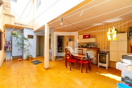 Casa à venda com 220m², 4 quartos e 2 vagas Casa à venda com 220m², 4 quartos e 2 vagasQuintal e área de serviço