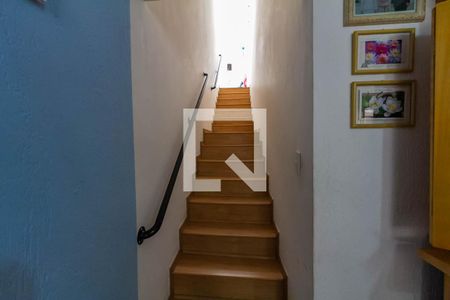 Casa à venda com 220m², 4 quartos e 2 vagas Casa à venda com 220m², 4 quartos e 2 vagasEscada