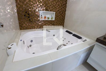Casa à venda com 230m², 3 quartos e 4 vagasBanheiro da Suíte