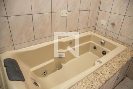 Casa à venda com 492m², 4 quartos e 2 vagas Casa à venda com 492m², 4 quartos e 2 vagasBanheiro da suíte 1