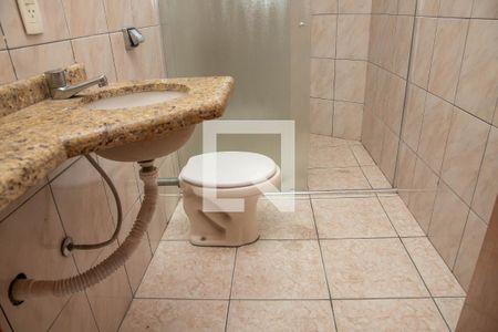 Casa à venda com 492m², 4 quartos e 2 vagas Casa à venda com 492m², 4 quartos e 2 vagasBanheiro da suíte 2
