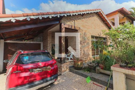 Casa à venda com 300m², 4 quartos e 3 vagas Casa à venda com 300m², 4 quartos e 3 vagasGaragem / Quintal