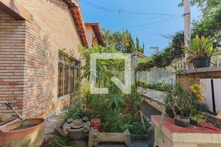 Casa à venda com 300m², 4 quartos e 3 vagas Casa à venda com 300m², 4 quartos e 3 vagasGaragem / Quintal