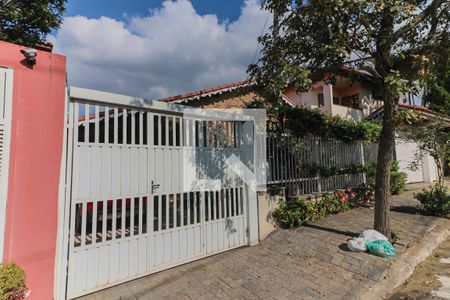 Casa à venda com 300m², 4 quartos e 3 vagas Casa à venda com 300m², 4 quartos e 3 vagasFachada