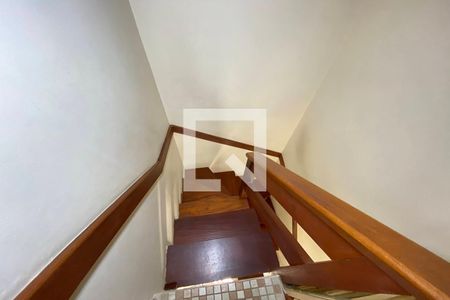 Casa de condomínio à venda com 130m², 3 quartos e 2 vagasEscada