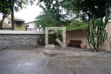 Casa à venda com 327m², 4 quartos e 3 vagas Casa à venda com 327m², 4 quartos e 3 vagasÁrea comum