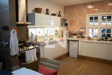 Casa à venda com 327m², 4 quartos e 3 vagas Casa à venda com 327m², 4 quartos e 3 vagasCozinha