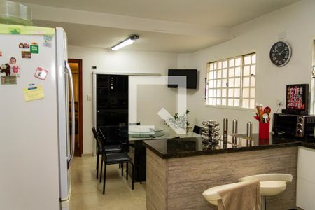 Casa à venda com 172m², 4 quartos e 2 vagas Casa à venda com 172m², 4 quartos e 2 vagasCopa e Cozinha