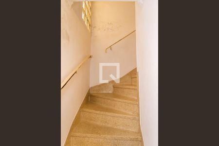 Casa à venda com 172m², 4 quartos e 2 vagas Casa à venda com 172m², 4 quartos e 2 vagasEscada