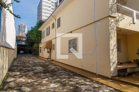 Casa à venda com 240m², 3 quartos e 8 vagasQuintal